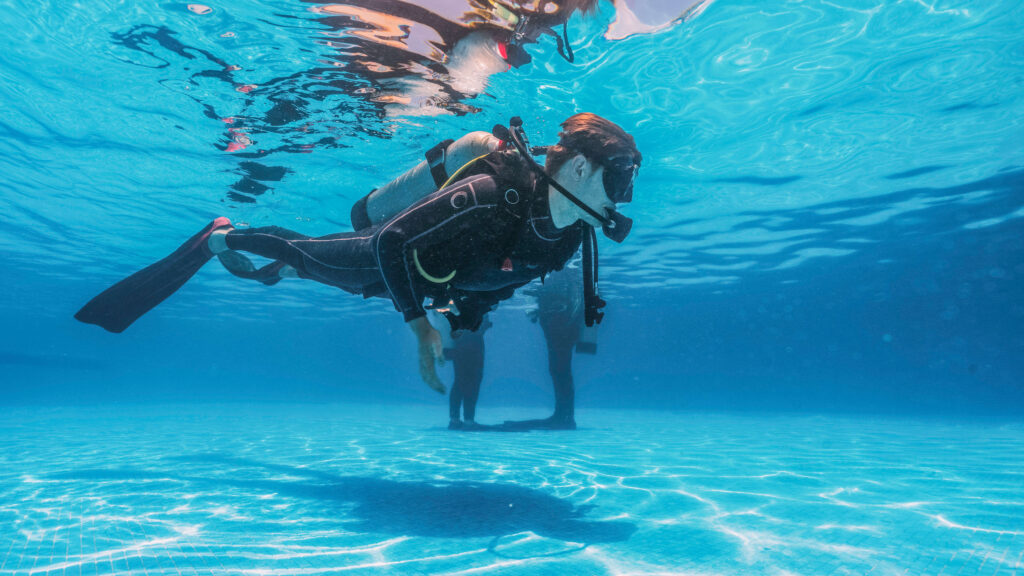 student-doing-scuba-diving-classes-learning-hover-2022-11-30-16-23-20-utc(1)